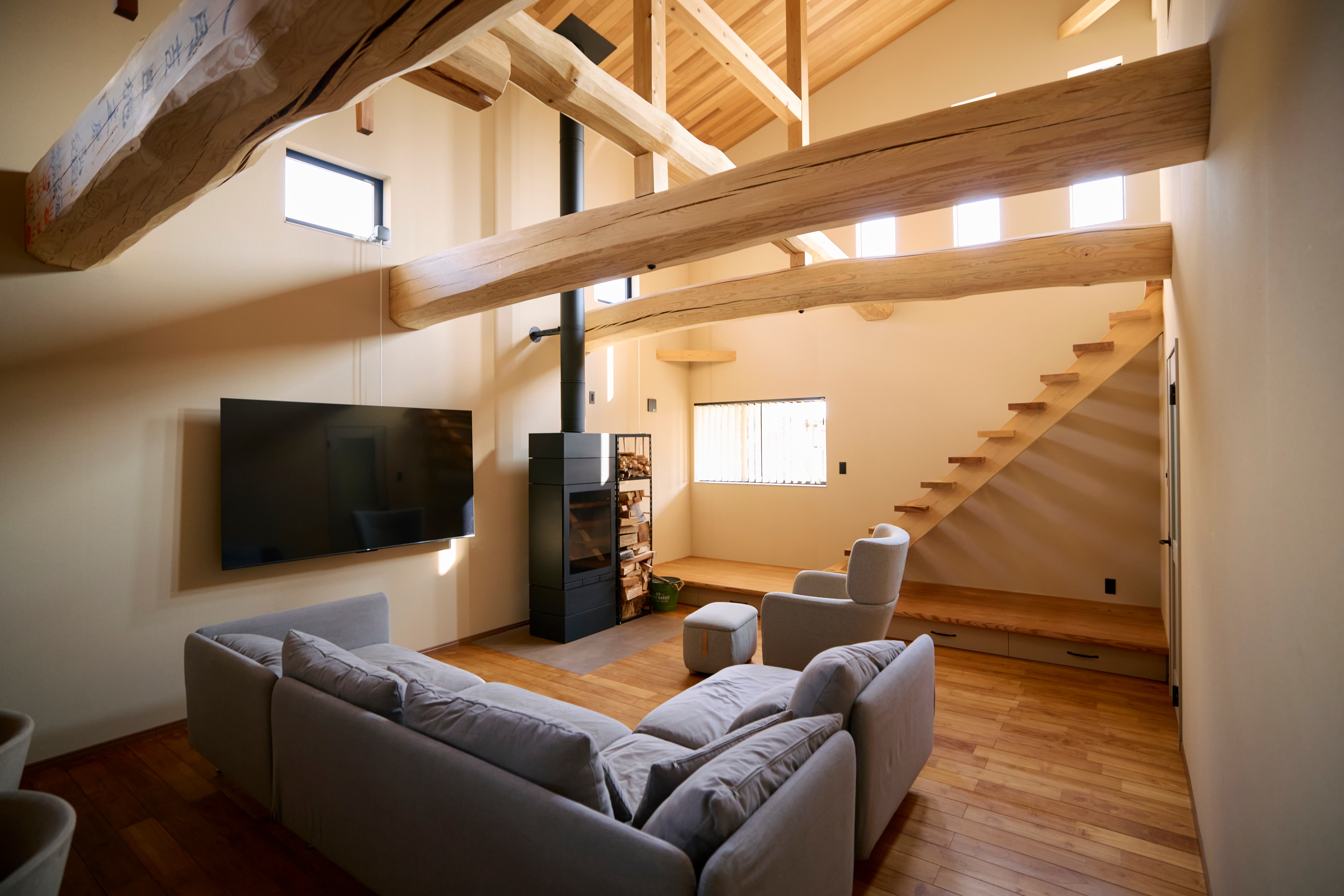 大きな梁と木の質感が印象的な吹き抜け空間